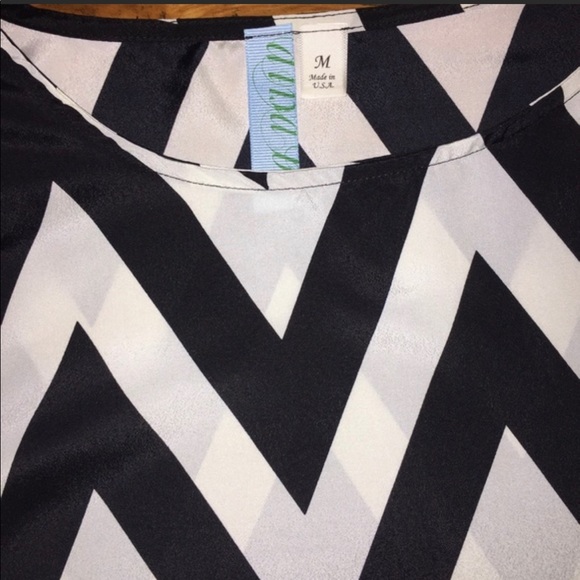 Francescas Black & White Chevron Top - Picture 2 of 4